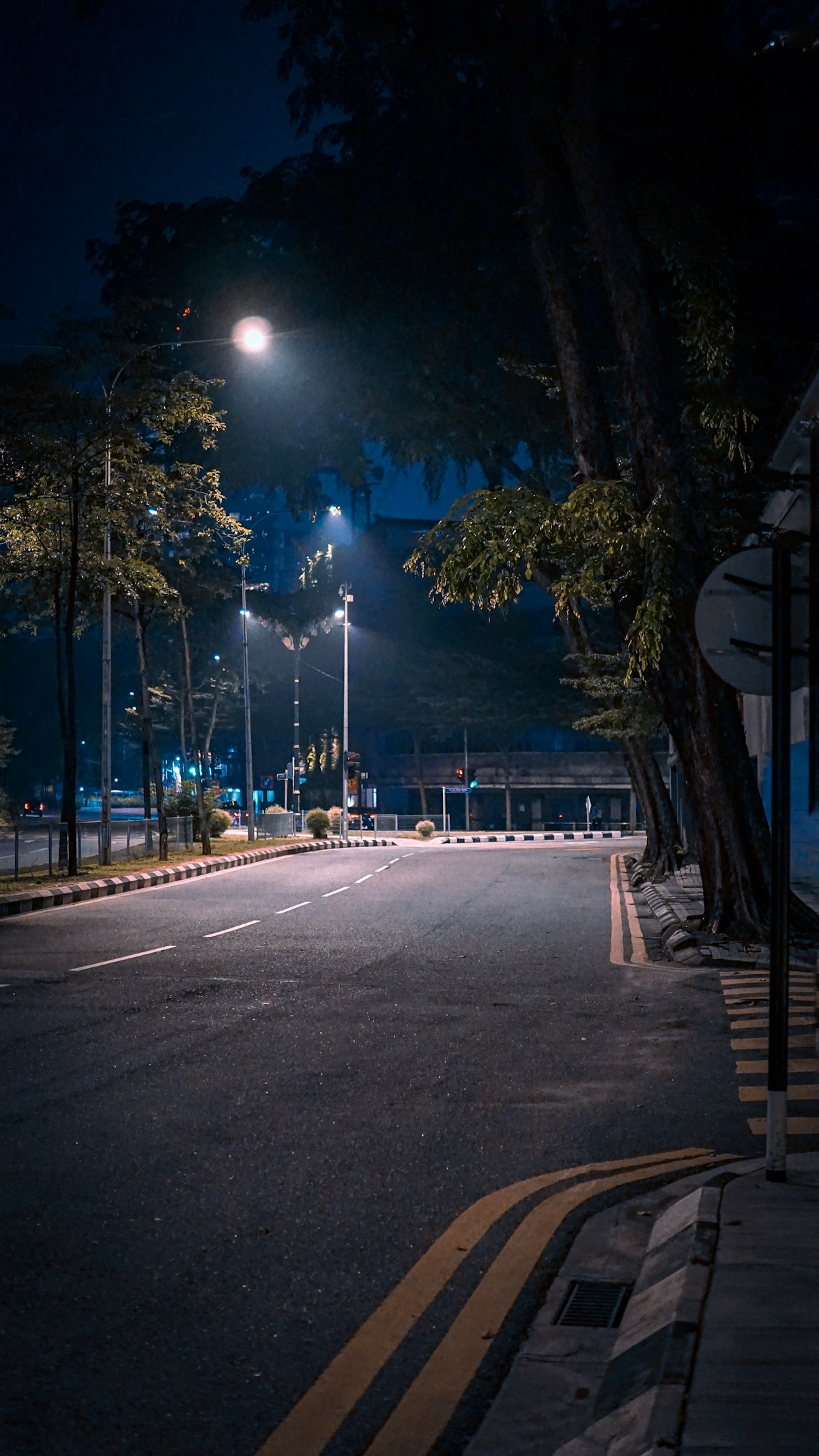 Straße mit Verkehr bei Nacht