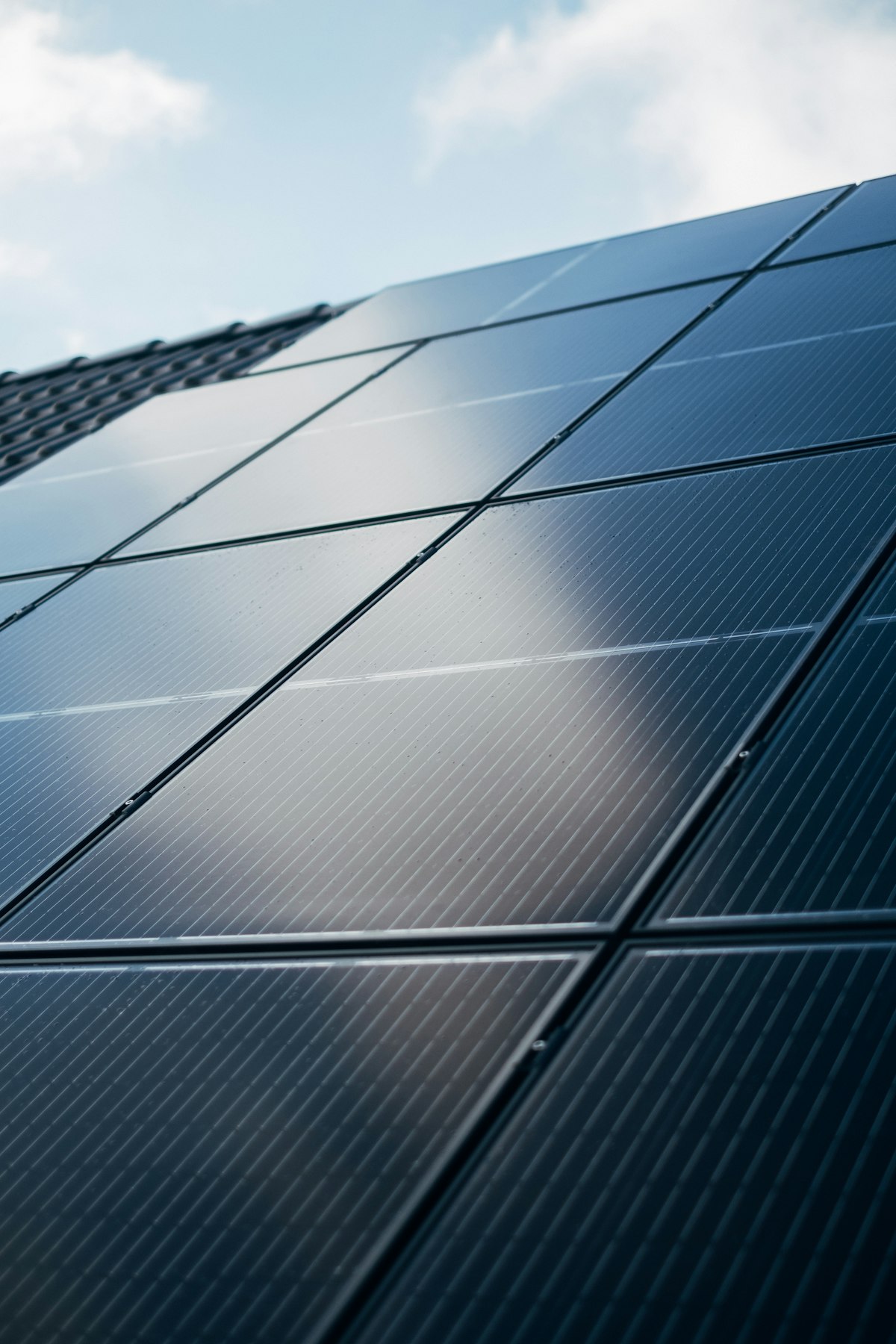 Solarmodule auf dem Dach eines Hauses